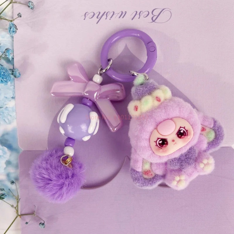 Resin Art Baby - พวงกุญแจตุ๊กตาผ้าขนปุยน่ารักสำหรับเด็ก, จี้ห้อยกระเป๋าสีม่วงลายกำมะหยี่ พร้อมโบว์และลูกปัดปอมปอม, ของขวัญพวงกุญแจสไตล์คาวาอี้สำหรับเด็กผู้หญิง